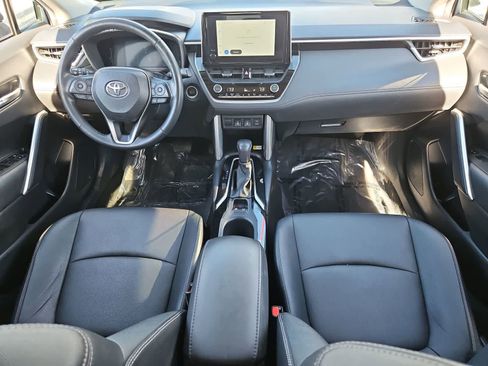 Used 2023 Toyota Corolla Cross XLE image 16