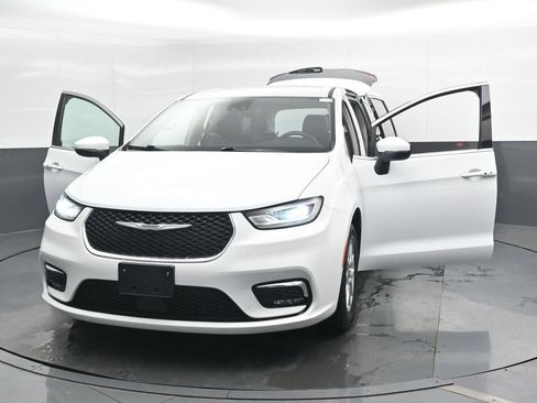 Used 2023 Chrysler Pacifica Touring-L FWD image 47