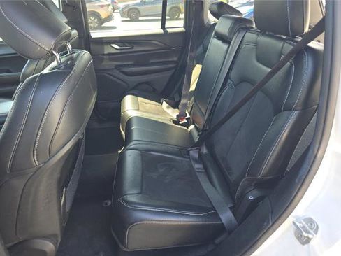 Used 2024 Jeep Grand Cherokee Altitude image 7