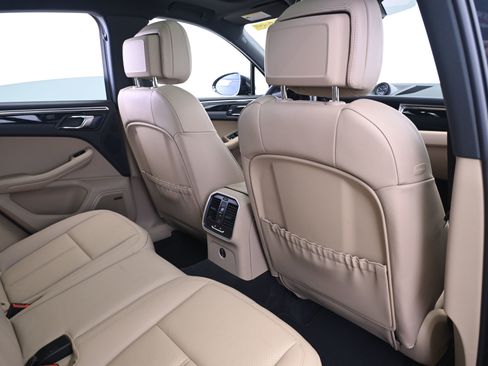 Certified 2024 Porsche Macan image 17