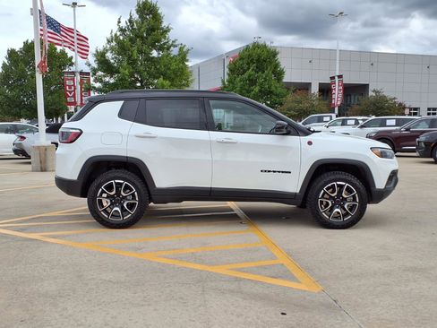 Used 2025 Jeep Compass Trailhawk AWD/4WD image 4