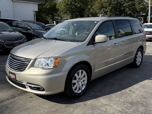 Used 2016 Chrysler Town & Country Touring w/ Driver Convenience Group image 3
