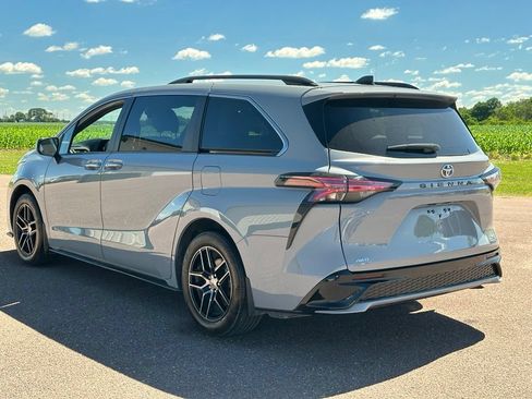 Used 2023 Toyota Sienna XSE AWD/4WD image 5