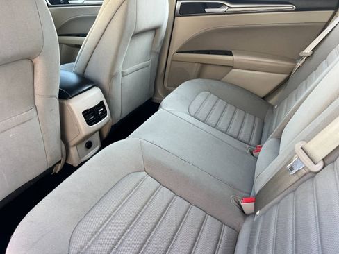 Used 2019 Ford Fusion SE image 4