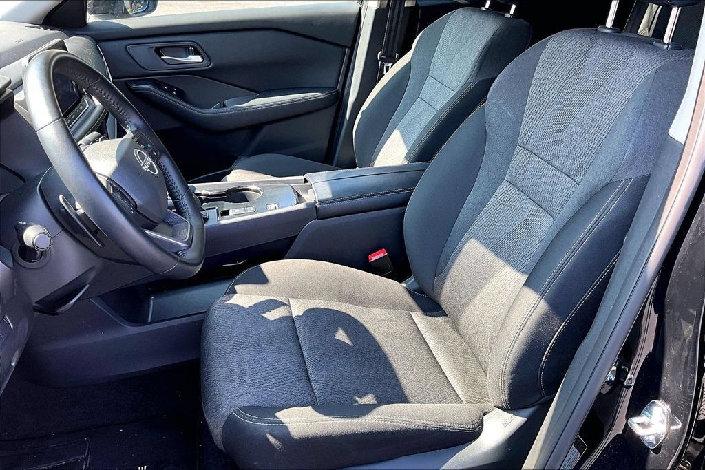 Used 2025 Nissan Rogue SV FWD image 21