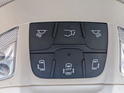 Certified 2023 Chrysler Pacifica Touring-L image 10