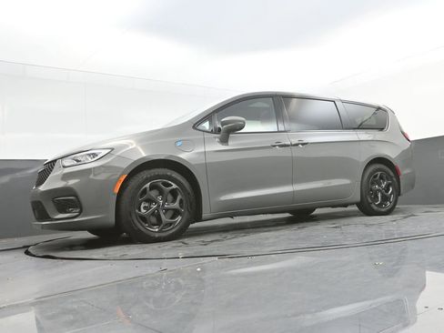 Used 2022 Chrysler Pacifica Limited w/ Uconnect Theater Family Group image 31