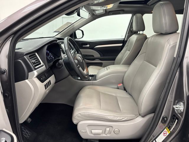 Used 2018 Toyota Highlander XLE AWD/4WD image 23