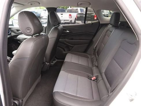 Used 2025 Chevrolet Trax LT w/ LT Convenience Package FWD image 9
