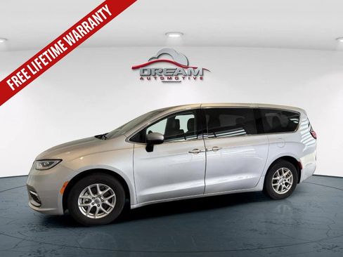 Used 2023 Chrysler Pacifica Touring-L FWD image 23