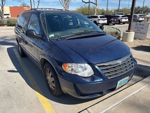 Used 2006 Chrysler Town & Country Touring image 2