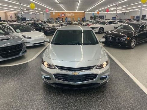 Used 2017 Chevrolet Malibu LT FWD image 3