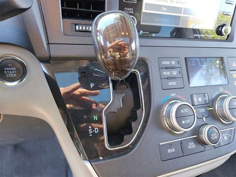 Used 2020 Toyota Sienna XLE image 20