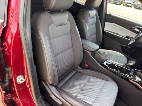 Used 2025 Chevrolet Trax LT w/ LT Convenience Package FWD image 34