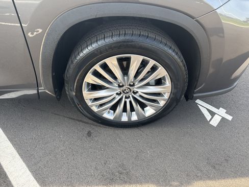 Used 2023 Toyota Highlander Platinum FWD image 13