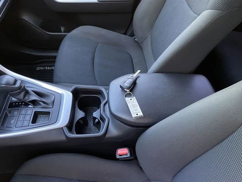 Used 2021 Toyota RAV4 LE AWD/4WD image 17