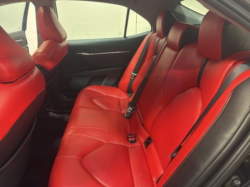 Used 2020 Toyota Camry SE w/ Sunroof Package image 29