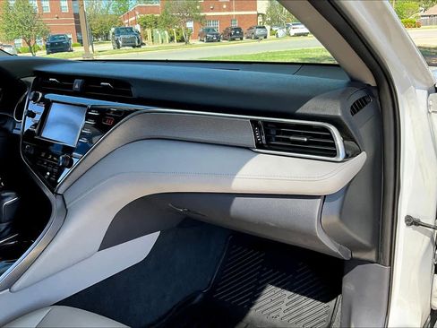 Used 2018 Toyota Camry SE image 19
