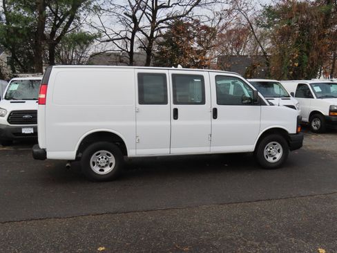 Used 2015 Chevrolet Express 2500 image 7
