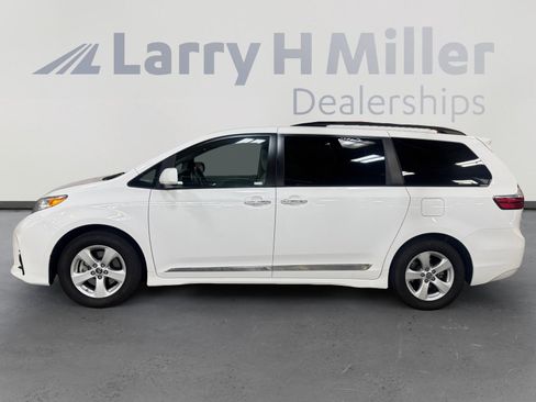Used 2019 Toyota Sienna LE w/ LE Preferred Package image 2