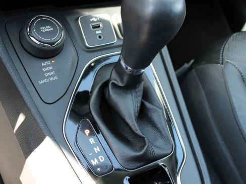 Used 2020 Jeep Cherokee Limited AWD/4WD image 18