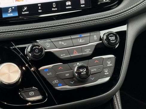 New 2027 Chrysler Pacifica Limited FWD image 14