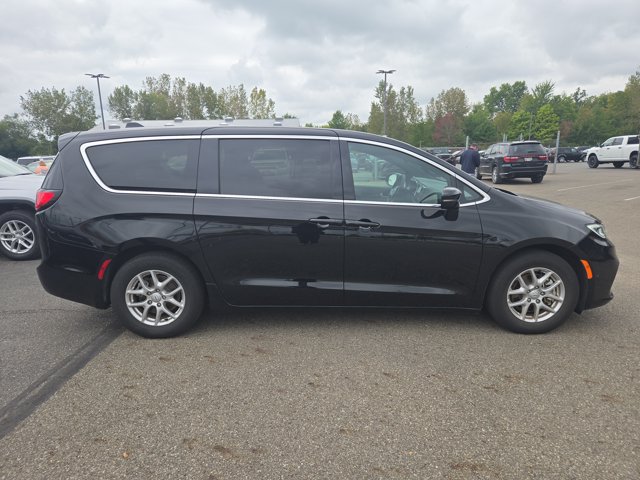 Used 2026 Chrysler Pacifica Select FWD image 4