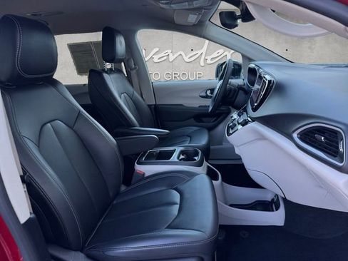 Used 2024 Chrysler Pacifica Touring-L image 24