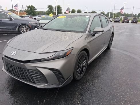 Used 2025 Toyota Camry SE FWD image 5