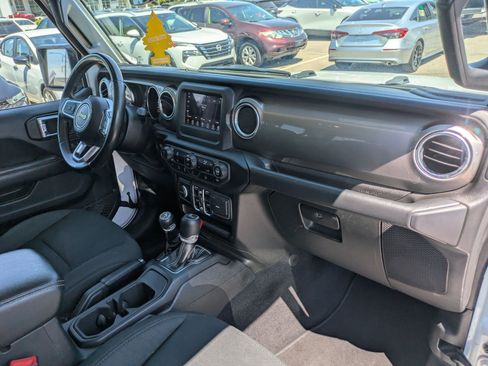 Used 2020 Jeep Wrangler Unlimited Sahara AWD/4WD image 31