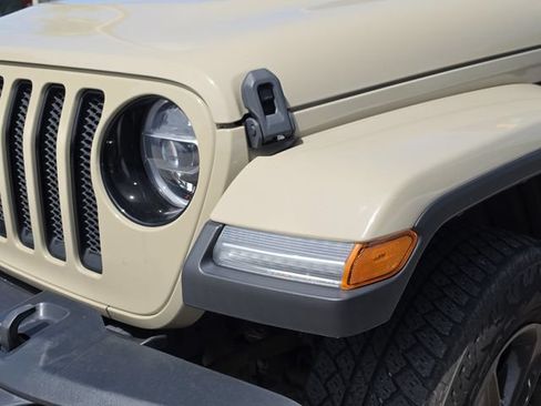 Used 2022 Jeep Wrangler Unlimited Sahara AWD/4WD image 9