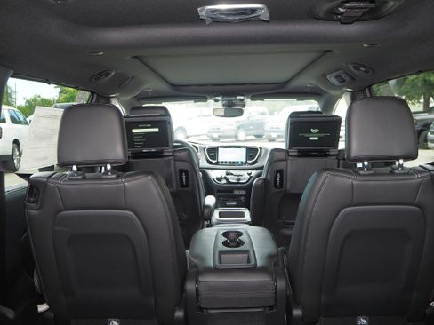 New 2025 Chrysler Pacifica Select w/ Uconnect Theater Family Group image 12