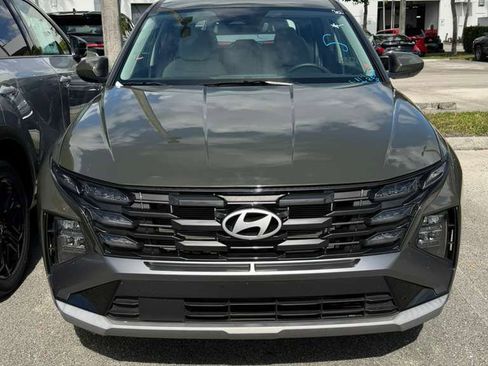 Used 2025 Hyundai Tucson SE FWD image 2