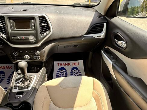 Used 2018 Jeep Cherokee Latitude w/ Mobile Office Group AWD/4WD image 24
