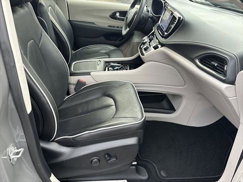 Certified 2024 Chrysler Pacifica Limited FWD image 15