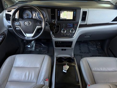 Used 2017 Toyota Sienna XLE Premium FWD image 16