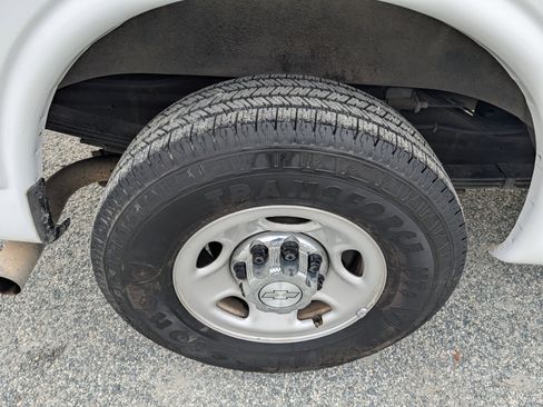 Used 2017 Chevrolet Express 2500 LT w/ LT Preferred Equipment Group image 5