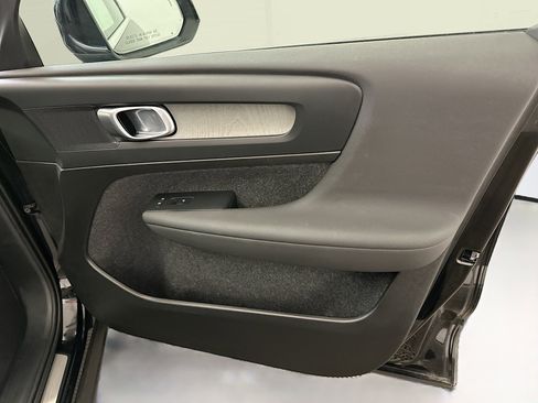 Used 2025 Volvo XC40 B5 Core image 35