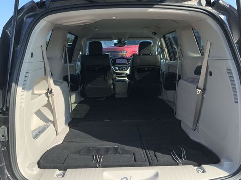 Used 2023 Chrysler Pacifica Touring-L FWD image 13
