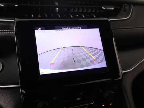 Used 2025 Jeep Grand Cherokee Altitude image 6