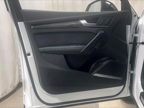 Used 2024 Audi SQ5 Prestige w/ Prestige Package image 9