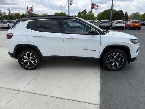 Used 2025 Jeep Compass Limited AWD/4WD image 9