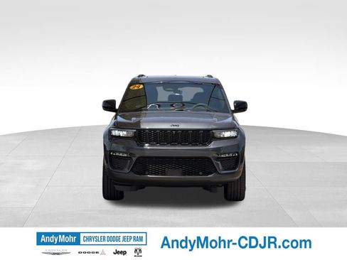 Used 2024 Jeep Grand Cherokee Limited w/ Luxury Tech Group II AWD/4WD image 2