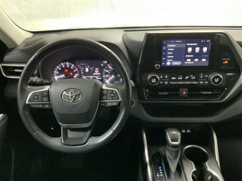Used 2023 Toyota Highlander LE AWD/4WD image 19
