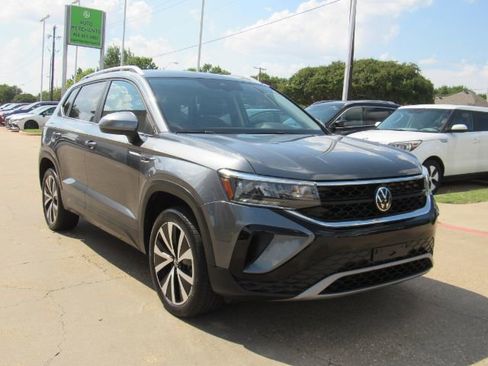 Used 2023 Volkswagen Taos SE image 4