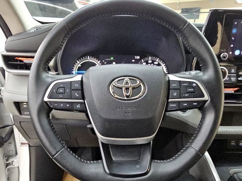 Used 2023 Toyota Highlander LE image 29
