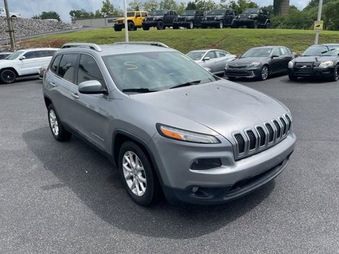 Used 2015 Jeep Cherokee Latitude image 2