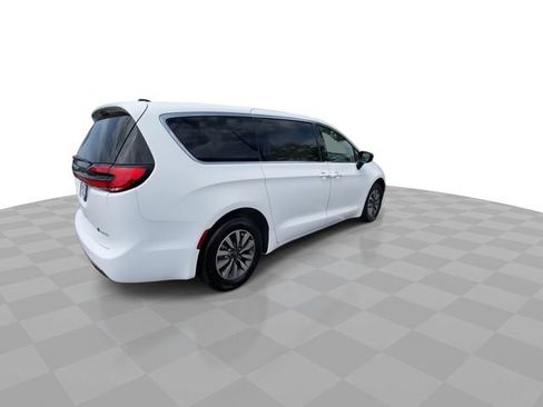 Used 2024 Chrysler Pacifica Limited FWD image 2