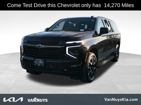 Used 2025 Chevrolet Suburban RST image 6