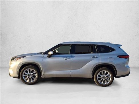 Used 2023 Toyota Highlander Limited FWD image 7